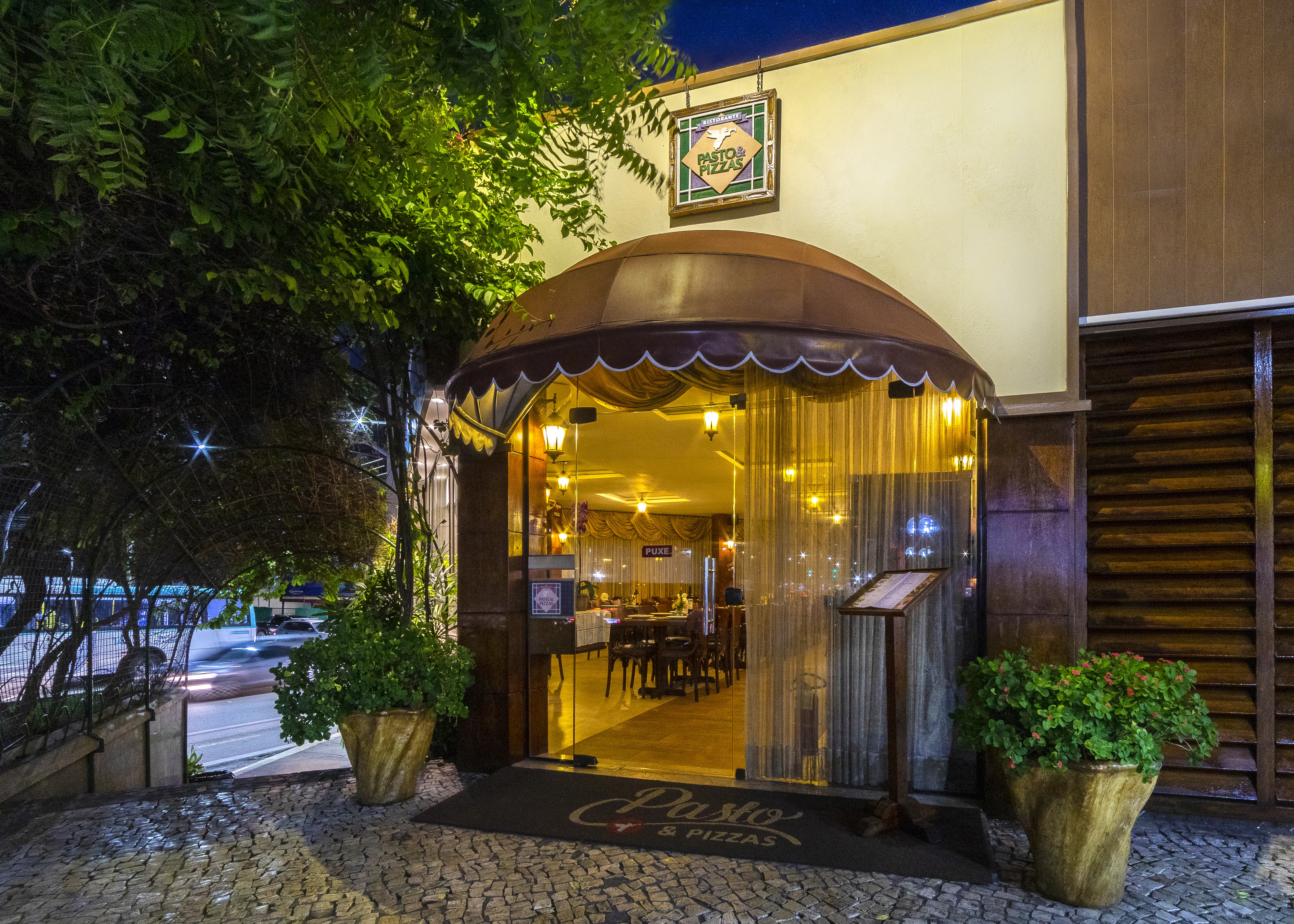 Salão do restaurante Emporium Pasto & Pizzas